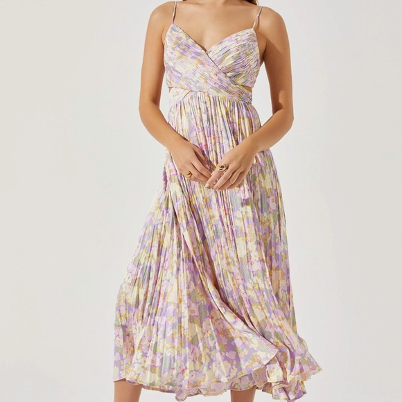 Astr Dresses & Skirts - ASTR The Label Pleated Twist Midi Dress *Size Small